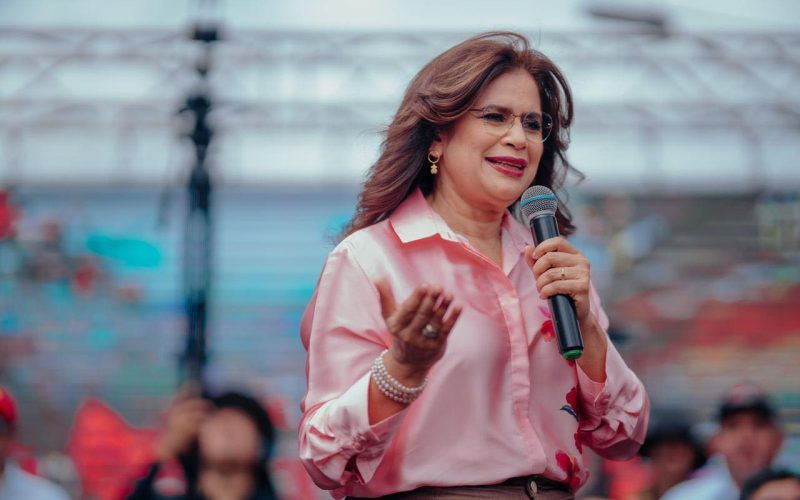 La caída de Rixi Moncada en encuestas: Un análisis del impacto económico